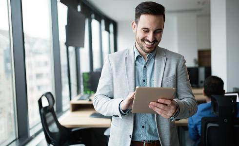 Titelbild Whitepaper: "Erfolgreich im Longteil-Business", Person mit Tablet