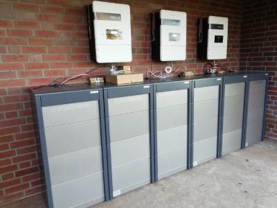 Sechs Crystaltower mit zusammen 65 Kilowattstunden Netto-Kapazität und einer Lade- und Entladeleistung von 27 Kilowatt, dreiphasig © powertrust