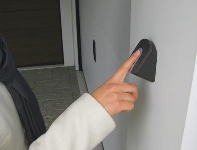 Mit modernen Fingerscannern lassen sich Schlüssel, Karten und Codes konkurrenzlos komfortabel ersetzen. Normstahl bietet einen für seine Garagentore optimierten Fingerscanner an. Der Fingerscanner ist ein OEM-Produkt von ekey: Europas Nr. 1 für Fingerprin