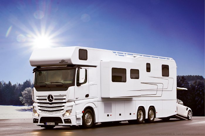 _3006_Alkoven1200_MBActros25420LL-U_Front+FS+Erker+Porsche_©_VARIO-mobil.com_RainerSturm_Pi.jpg