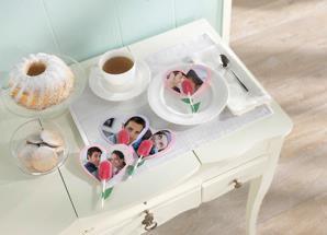 Um Geschenke zum Valentinstag selbst zu machen, braucht es nicht viel. Herzlollipops beispielsweise lassen sich ganz einfach basteln.