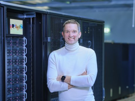 Q.ANT_MF_leaning_at_Server_1.jpg