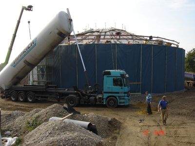 Preparatory work for the blowing-in of the insulation of the thermal energy storage silo in Munich.