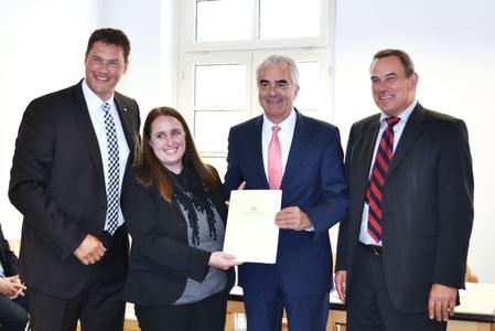 Strahlende Gesichter bei der Übergabe des Förderbescheids: Ministerialdirektor Guido Rebstock vom Ministerium für Finanzen und Wirtschaft Baden-Württemberg (3. v.l.) freute sich mit Peter Rosenberger, Oberbürgermeister der Stadt Horb a.N., Nadine Kaiser, WFG-Projektleiterin und Axel Blochwitz, Geschäftsführer des Technologiezentrums Horb a.N. über den Startschuss zum „Plastics InnoCentre“