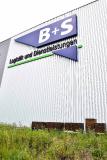 Auf einem Freigelände vor dem Firmensitz von B+S hat das Unternehmen zusammen mit animonda zehn Bienenstöcke aufgestellt. (Foto: B+S)