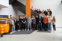 Andreas Grieger (vordere Reihe, Vierter von rechts) sowie Mitglieder des Weidmüller-Ausbildungsteams, des Betriebsrats sowie Mitglieder der Jugend- und Auszubildendenvertretung freuen sich gemeinsam mit den Absolventinnen und Absolventen