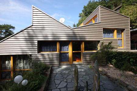 Der silbrige Glanz des Farbtons "Toscana" schimmert leicht durch. Er paßt sich hervorragend an die moderne sachliche Architektur an und unterstreicht die ausdrucksstarke Anmutung des Bauwerks