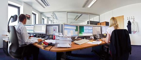 Der Strompresiverfall für Grundlaststrom an der Strombörse in Leipzig führt zu einer Reduzierung des üblichen Preises im zweiten Quartal auf 3,26 Cent/kWh. Dies bedeutet eine Reduzierung der Stromerlöse für kleine KWK-Anlagen gemäß KWK-Gesetz um 23% gegenüber dem ersten Quartal (Bild: Handelsraum © Christian Hüller / EEX AG)