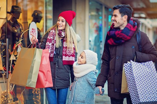 Shopping family_iStock-628605360.jpg