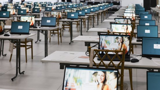 staatsexamen-rlp-2026-pruefungssaal-laptops-zweiter-bildschirm_1.jpg