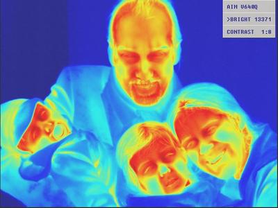 Eine Familie im Wärmebild, aufgenommen beim Tag der offenen Tür 2008 im Kanzleramt in Berlin © Fraunhofer IAF