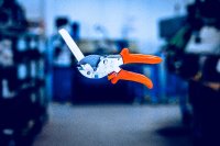 Universal Amboss-Schere 1.105 für den vielfältigen Einsatz an Materialien wie z. B. Holz, PVC, Gummi, Leder usw. ein unentbehrliches Werkzeug, das in keiner Werkstatt fehlen darf. Geeignet für alle Materialien (außer Metall).