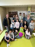 K&P-Mitarbeiter Thorsten Mahler mit der Klasse 3a der Johannes-Maaß-Schule in Wiesbaden beim Leseprojekt „Kruschel“