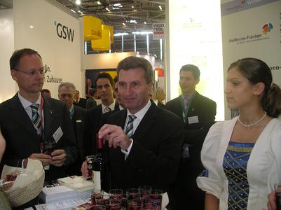 Ministerpräsident Günther Oettinger gemeinsam mit WHF-Geschäftsführer Steffen Schoch und dem Käthchen von Heilbronn am Messestand in Halle B1