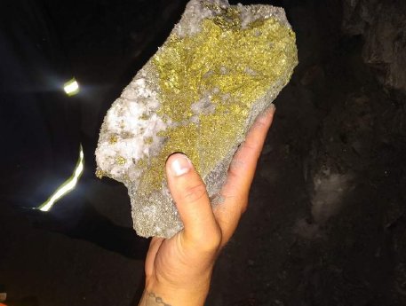 Stein mit Mineralien durchsetzt.jpg