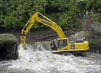Atlas Copco Hämmer gehen auf Tauchstation für den Abbruch von zwei Dämmen am Cuyahoga River, Ohio