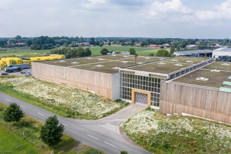 Das ca. 10.000 m² große Hallendach der Firma Lütvogt ist ein Leuchtturmprojekt für regionaltypische Biodiversität. Quelle: Architekturfotografie Steffen Spitzner