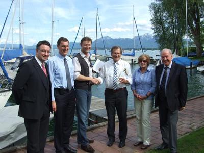 v.l. Prof. Dr. Uwe Clausen, Geschäftsführer LKZ Prien GmbH Karl Fischer, Bürgermeister Prien Jürgen Seifert, Prof. Dr. Josef Nassauer mit Ehegattin Vera Nassauer und Ehrenpräsident Gerd vom Hövel / Foto: LKZ Prien GmbH/Vroni Lüling