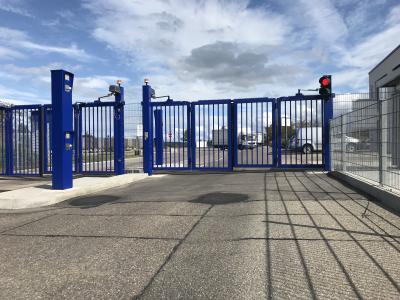 Schnelllauftore am LKW-Zugang für die Mehrwegflaschen / Foto: OeTTINGER Brauerei