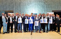 Die Preisträger 2023: Ausgewählt von den Mitgliedern der Fachgruppe Dach&Fassade und in Frankfurt mit dem Preis TOP Lieferant 2023 beziehungsweise dem Mittelstandspreis 2023 ausgezeichnet: Die Unternehmen Zambelli, FOS, Lemp, VM Building Solutions, Bauder, Dörken und Moll. Die Preisträger 2023: Ausgewählt von den Mitgliedern der Fachgruppe Dach&Fassade und in Frankfurt mit dem Preis TOP Lieferant 2023 beziehungsweise dem Mittelstandspreis 2023 ausgezeichnet: Die Unternehmen Zambelli, FOS, Lemp, VM Building Solutions, Bauder, Dörken und Moll.