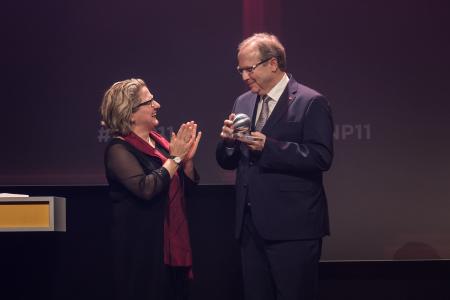 Freitagabend im Maritim Hotel in Düsseldorf: Bundesumweltministerin Svenja Schulze überreicht den 11. Deutschen Nachhaltigkeitspreis an den geschäftsführenden Gesellschafter Ralf Putsch. (Foto: Ralf Rühmeier, DNP)
