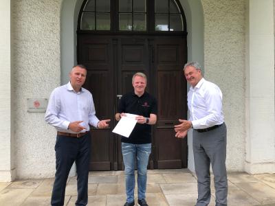 congatec und SE Spezial-Electronic schließen Distributionsabkommen (vlnr. Diethard Fent (congatec), Christopher Wuttke (SE), Roland Judith (congatec))