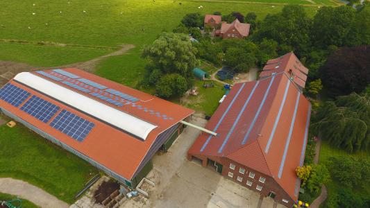 Der Ommenhof in Ostfriesland produziert mit Stromspeicher und Photovoltaik über 70 Prozent seines Stromes aus Sonne © Powertrust