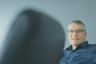 „Mit Basic Line Monitoring sieht man die wirklichen wichtigen Werte auf einen Blick, ohne groß danach zu suchen“, sagt Wolfgang Heßelmann, zuständiger Product Expert für das Innoline MES bei KHS