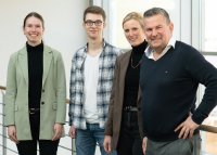 Julia Shotton, Judith Pohlmeier und Dr.-Ing. Frank Thielemann von UNITY freuten sich über den Besuch des Stipendiaten Tim Ölker (2.v.r.)