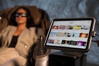 Die brainLight relaxStation bietet ein ganzheitliches Entspannungserlebnis auf höchstem Niveau. Das System umfasst eine moderne Steuersäule mit USB-C-Anschlüssen, digitale Sessel- und Bluetooth-Steuerung sowie die intuitive brainLight App über das iPad. Für die perfekte audiovisuelle Stimulation sorgen die blickdichte „smartLight“ Visualisierungsbrille und die KH100BT Noise-Cancelling-Kopfhörer. Inklusive Instant-Basic-Programmen für verschiedene Anwendungsbereiche.