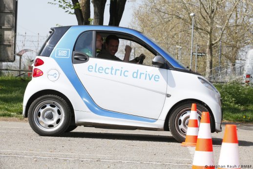 Pressebild_Bremstest-mit-dem-Elektro-Smart-während-der-DRIVE-E-Akademie-2014_(c)BMBF-StephanRauh.jpg