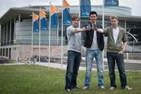 -	Diese Studenten der TU Ilmenau kamen ins Finale des internationalen Ideenwettbewerbs von HTC (v.l.n.r.: Markus Kniep, Christian Henke, Michael Lückgen) (© TU Ilmenau/Christoph Gorke)