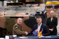 v.l.n.r.: Generalmajor Jason Blain, Head Land Systems, Capability Acquisition and Sustainment Group/ Nathan Poyner, CEO Rheinmetall Defence Australia/ H.E Beate Grzeski, Deutsche Botschafterin in Australien