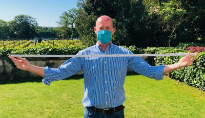 Gerade in der Sommerzeit können Workshops unter Hygienevorkehrungen auch gut draußen stattfinden. Günther Illert unterstützt dabei.