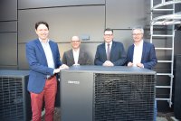 Der Bundestagsabgeordnete Wilhelm Gebhard (2. von rechts) besuchte jetzt zusammen mit SHK-Berufsschullehrer Maik Krähe (2. von links) Stiebel Eltron in Holzminden und sprach mit Geschäftsführer Dr. Kai Schiefelbein (rechts) und Dr. Hendrik Ehrhardt (links) über aktuelle Themen rund um die Wärmewende.