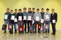 Die Siegerteams der Universität freuen sich über die Prämierung des Programmierwettbewerbs (Quelle: Eplan Software & Service GmbH & Co. KG)