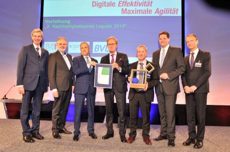 LKW WALTER mit dem 8. Nachhaltigkeitspreis Logistik 2019 der BVL Österreich und Deutschland ausgezeichnet – vlnr.: Roman Stiftner, Präsident der BVL Österreich, Karl May, Vorstandsmitglied BVL Deutschland, Helmut Eder, Vorstand LKW Walter, Marco Hennis, Botschafter Königreich Niederlande, Direktor Jordi Jové-Farrando, LKW WALTER, EU-Abgeordneter Lukas Mandel und Jury-Vorsitzender Christian Plas, denkstatt / Fotocredit: BVL Österreich | Gary Milano
