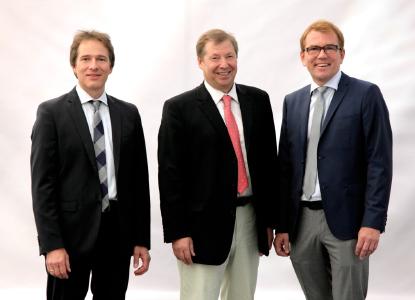 Von links: Thomas Bawart (Technischer Geschäftsführer von Banner), Günter Helmchen (Geschäftsführer Banner Batterien Deutschland GmbH) und Andreas Bawart (Kaufmännischer Geschäftsführer von Banner) freuen sich über den Großauftrag in Nordamerika