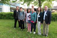 Stellten das Sprachförderprojekt in der Georg-Elser-Hauptschule in Garbsen vor (von links): Schulsozialarbeiter Stefan Pape, Schul- und Sozialdezernentin Iris Metge von der Stadt Garbsen, Sozialdezernent Erwin Jordan von der Region Hannover, Besime Uzuncay-Koc und Ali Haydar Koc von der Schülerhilfe Seelze mit den Schülern Jakubka, Farah und Paulina aus der 5. Klasse Stellten das Sprachförderprojekt in der Georg-Elser-Hauptschule in Garbsen vor (von links): Schulsozialarbeiter Stefan Pape, Schul- und Sozialdezernentin Iris Metge von der Stadt Garbsen, Sozialdezernent Erwin Jordan von der Region Hannover, Besime Uzuncay-Koc und Ali Haydar Koc von der Schülerhilfe Seelze mit den Schülern Jakubka, Farah und Paulina aus der 5. Klasse