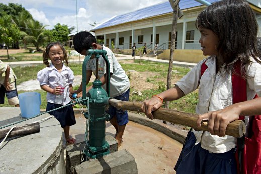 Kinder mit Trinkwasserbrunnen in Kambodscha.jpg