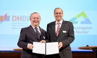 Kooperation besiegelt: Prof. Dr. Georg Nagler (Rektor DHBW Mannheim, links) und Wolf-Rainer Lowack (Geschäftsführer Metropolregion Rhein-Neckar GmbH)
