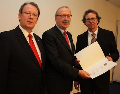 Professor Dr. Klaus Rave (Mitte), FH-Präsident Prof. Dr. Herbert Zickfeld und Prof. Dr. Torsten Faber, Foto: Gatermann