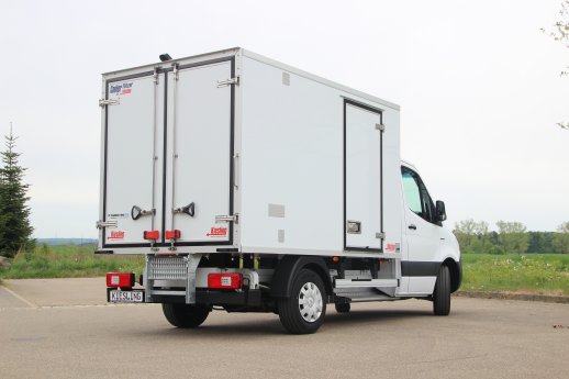 eSprinter_vollelektrisch_kiesling_kühltransporter_Heckansicht schräg.JPG
