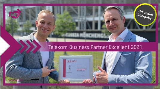Urkundenübergabe Telekom Business Partner Excellent 2021: Telekom Partner Account Manager Tobias Rohde-Ziegler überreicht voicecon Geschäftsführer Maik Kaufmann die Urkunde