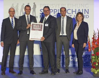 Amongst the finalists was RECARO Aircraft Seating, represented by Joachim Ley (Executive Vice President Supply Chain, RECARO Aircraft Seating GmbH & Co. KG; 2nd from left) and Thomas Keller General (Manager Manager, RECARO Aircraft Seating Polska Sp. z o.o.; center) / Juror Dr. Petra Seebauer (Publisher of LOGISTIK HEUTE; right), juror Harald Geimer (Partner, PwC Strategy& GmbH; left) and juror Johannes Giloth (Senior Vice President Global Operations at at previous winner Nokia Solutions and Networks GmbH & Co. KG; 2nd from right) offered their congratulations / Picture credits: André Baschlakow/EUROEXPO