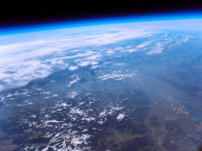 Aufnahme WetterballonsTag der offenen Tür 2012: Links unten Südschwarzwald mit Titisee und Schluchsee, rechts unten Freiburg, dahinter der Rhein und das Juragebirge und oben über der dünnen Atmosphärenschicht der tiefschwarze Weltraum (dhbw ka)