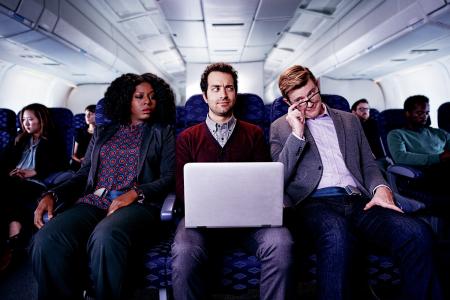 Notebook- und Tablet-Displays geben in der Bahn oder dem Flugzeug oft sensible Geschäftsdaten preis. 3M Blickschutzfilter verhindern hingegen ein Visual Hacking. Foto: 3M