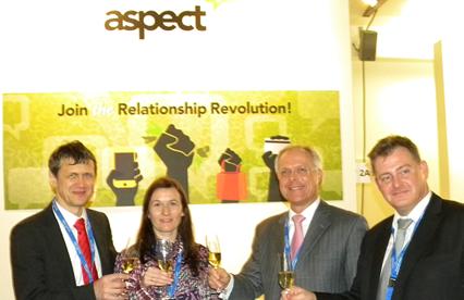 Aspect und MYCOM stoßen auf die Unterzeichnung des Partnerabkommens an (v.l.n.r.: Karsten Baumhöfer, Vorstand, MYCOM AG, Julia Baumhöfer, Marketing & Vertrieb, MYCOM AG, Dr. Werner Grum, VP Sales Europe, Aspect, André Riemekasten, Channel Sales Manager, Aspect)