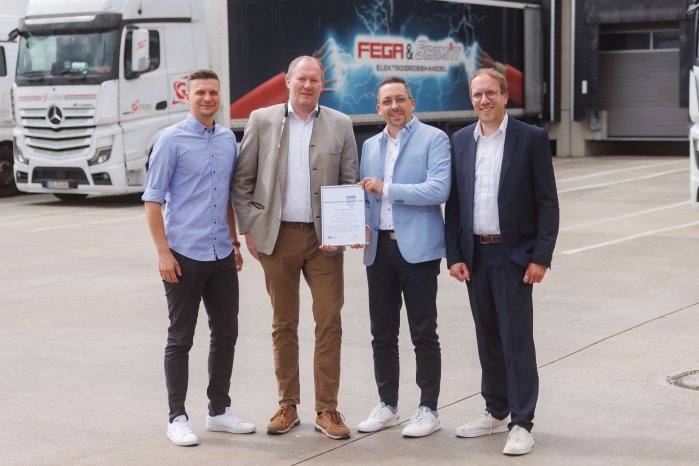 FEGA & Schmitt ist „Top PV-Zulieferer“_v.l.n.r. D. Liebig, S. Hiltel, D. Wess, A. Bleichner ©FEG.jpg