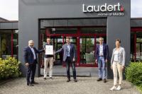 Übergabe des Zertifikates am Laudert-Gebäude am Hauptstandort in Vreden